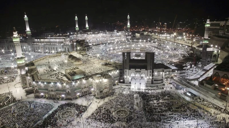 Người hành hương cầu nguyện tại Đại thánh đường Hồi giáo ở thánh đại Mecca ngày 29-8-2017, trước cuộc hành hương hajj hằng năm. Ảnh: AP