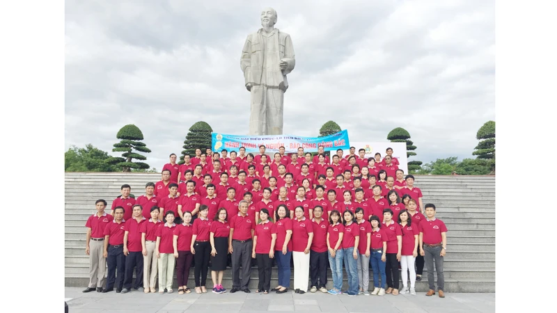 Đoàn công nhân lao động tiêu biểu TPHCM dâng hoa tại Quảng trường Hồ Chí Minh. Ảnh: THÁI PHƯƠNG