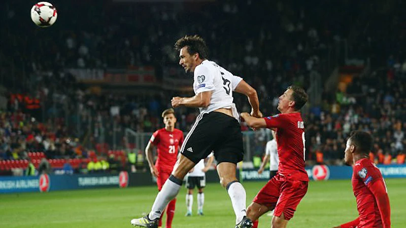 Mats Hummels (áo trắng) đánh đầu ghi bàn vào lưới CH Séc, ấn định chiến thắng 2 - 1 cho tuyển Đức