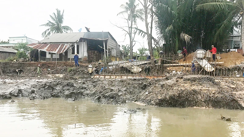 Khu Quản lý đường thủy nội địa (thuộc Sở GTVT TPHCM) đang thi công dự án xây kè chống sạt lở tại huyện Nhà Bè