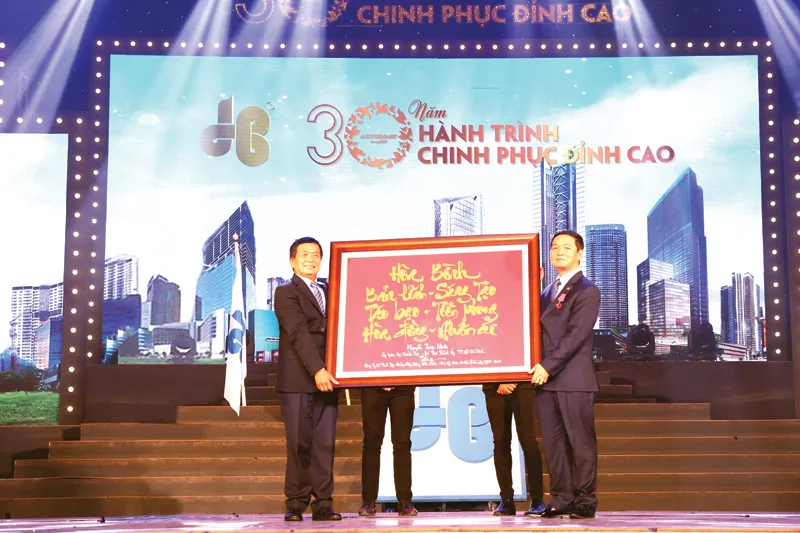 Công ty CP Tập đoàn Xây dựng Hòa Bình đón nhận Huân chương Lao động hạng nhì ảnh 1