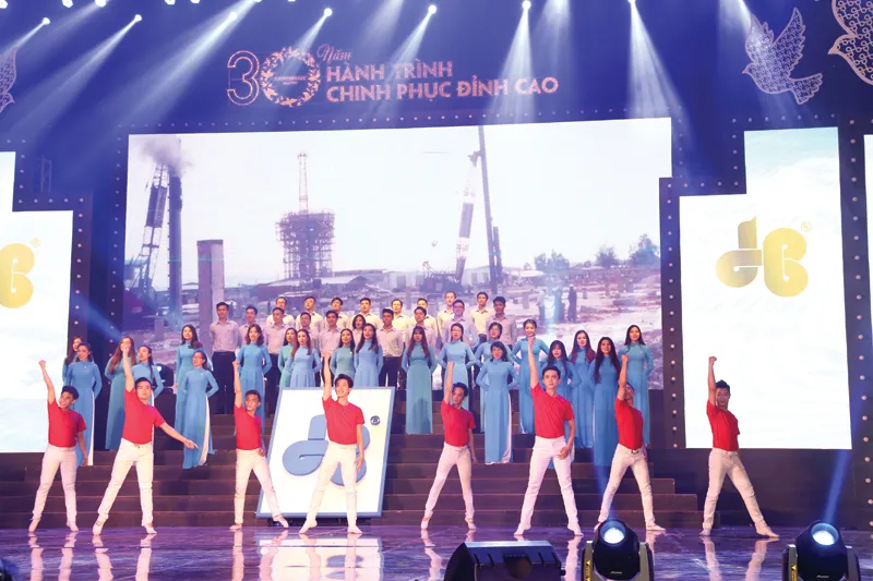 Công ty CP Tập đoàn Xây dựng Hòa Bình đón nhận Huân chương Lao động hạng nhì ảnh 5