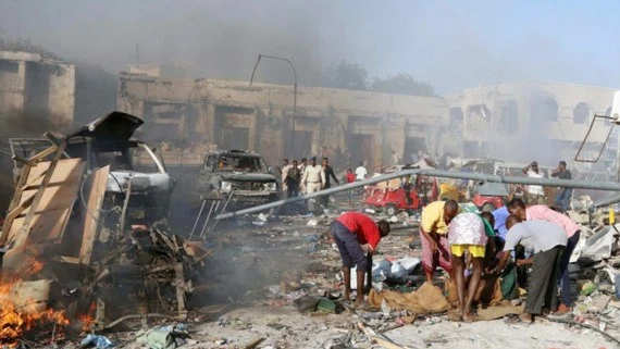 Hiện trường vụ đánh bom xe tại quận Hodan ở Mogadishu, Somalia, ngày 14-10-2017. Ảnh: REUTERS