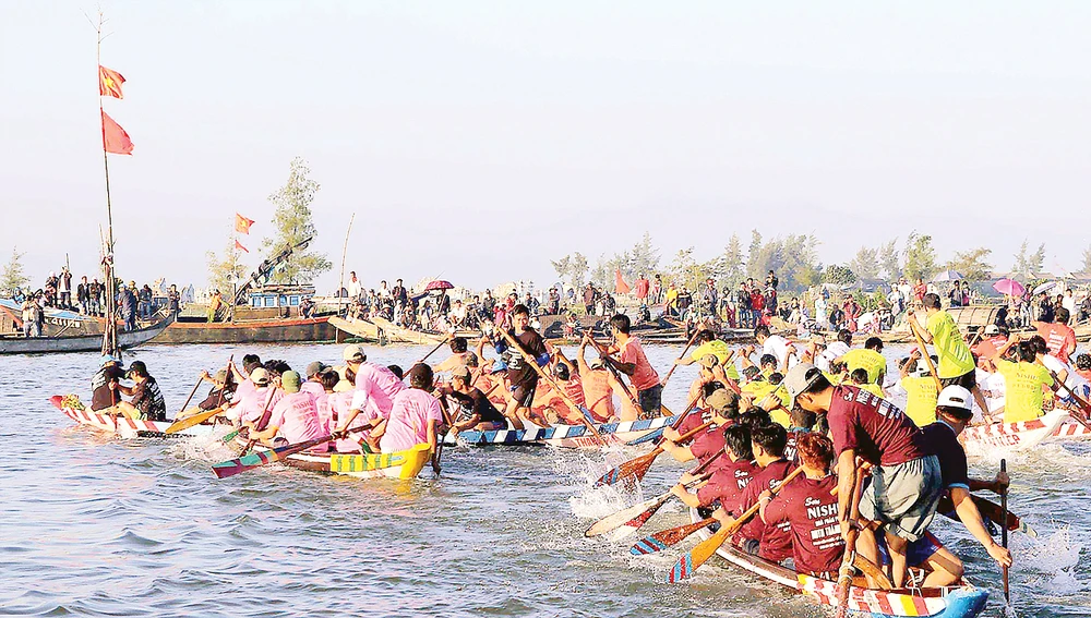 Đua ghe vào dịp lễ của bà con dân chài