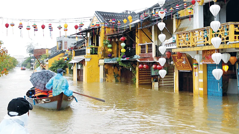 Phố cổ Hội An (Quảng Nam) ngập chìm trong lũ. Ảnh: Nguyên Khôi