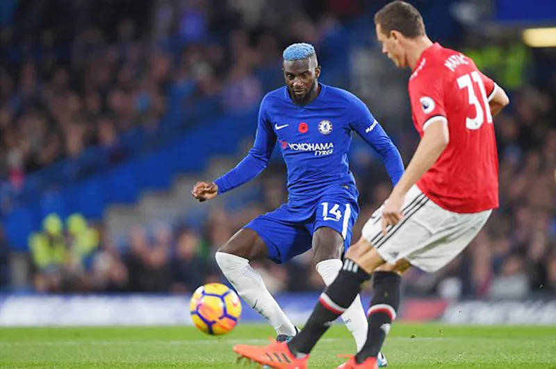 Nemanja Matic (phải, Man.United) đối đầu với Tiemoue Bakayoko của Chelsea 