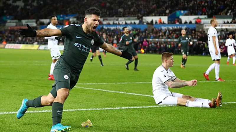 Sergio Aguero (trái) ghi bàn ấn định chiến thắng 4 - 0 cho Man.City