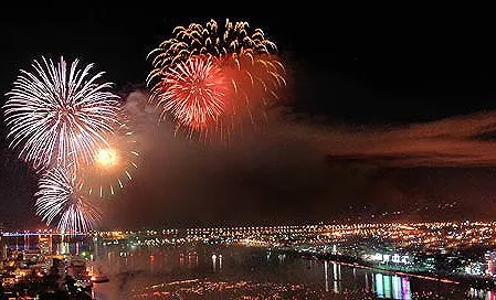 TPHCM bắn pháo hoa chào mừng năm mới 2018 