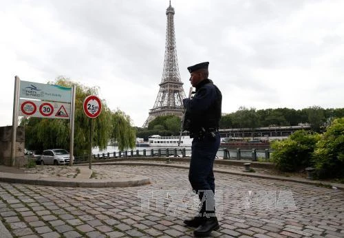 Cảnh sát Pháp tuần tra gần Tháp Eiffel ở thủ đô Paris. Ảnh: AFP/TTXVN