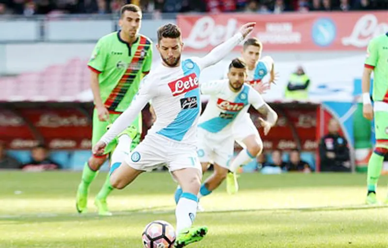 Napoli (áo trắng) nhiều khả năng sẽ thắng Hellas Verona để củng cố vị trí nhất bảng