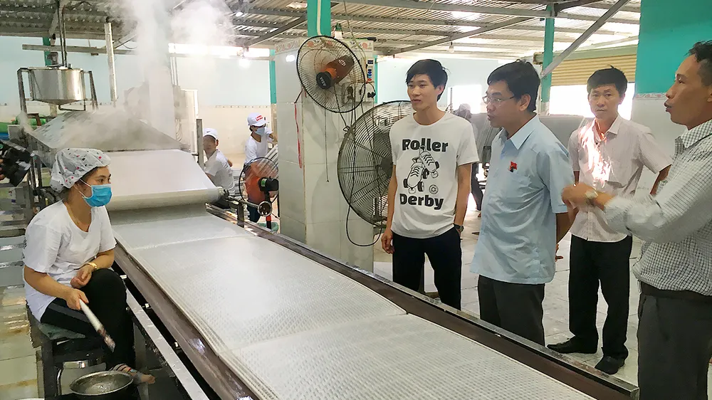 Kiểm tra an toàn thực phẩm tại cơ sở sản xuất bánh tráng Thành Danh. Ảnh: THANH HẢI