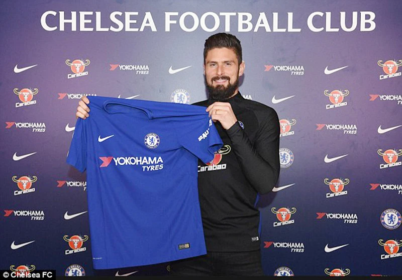 Hình ảnh Giroud cầm áo Chelsea. Ảnh: Chelsea FC