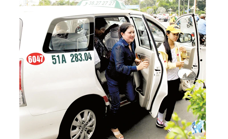 Hành khách đi taxi Vinasun. Ảnh: Cao Thăng