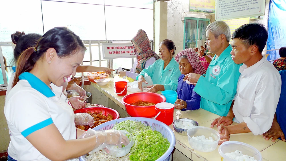 Hơn 15 năm qua, bếp ăn tình thương này là nơi kết nối những tấm lòng thiện nguyện với bệnh nhân nghèo