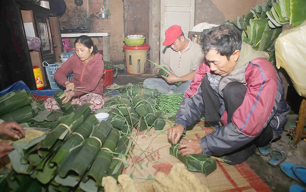 Người dân làng Chuồn tất bật gói bánh chưng, bánh tét