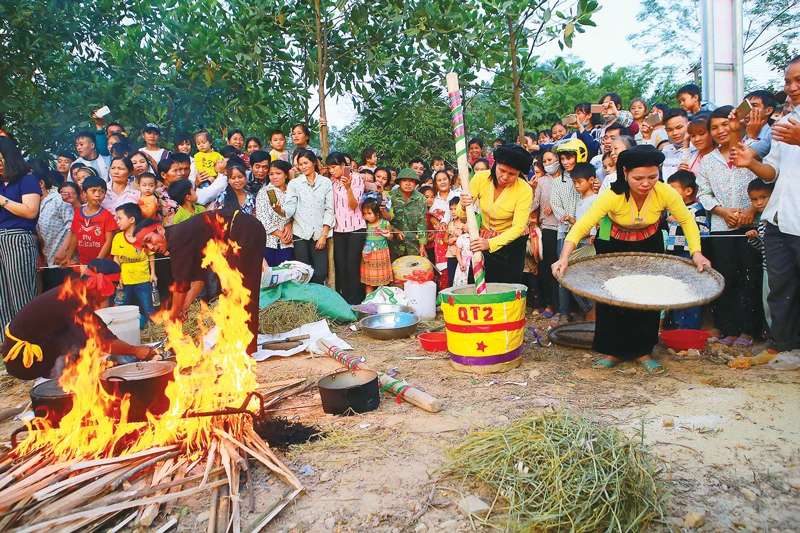 Các đội thi kéo lửa nấu cơm