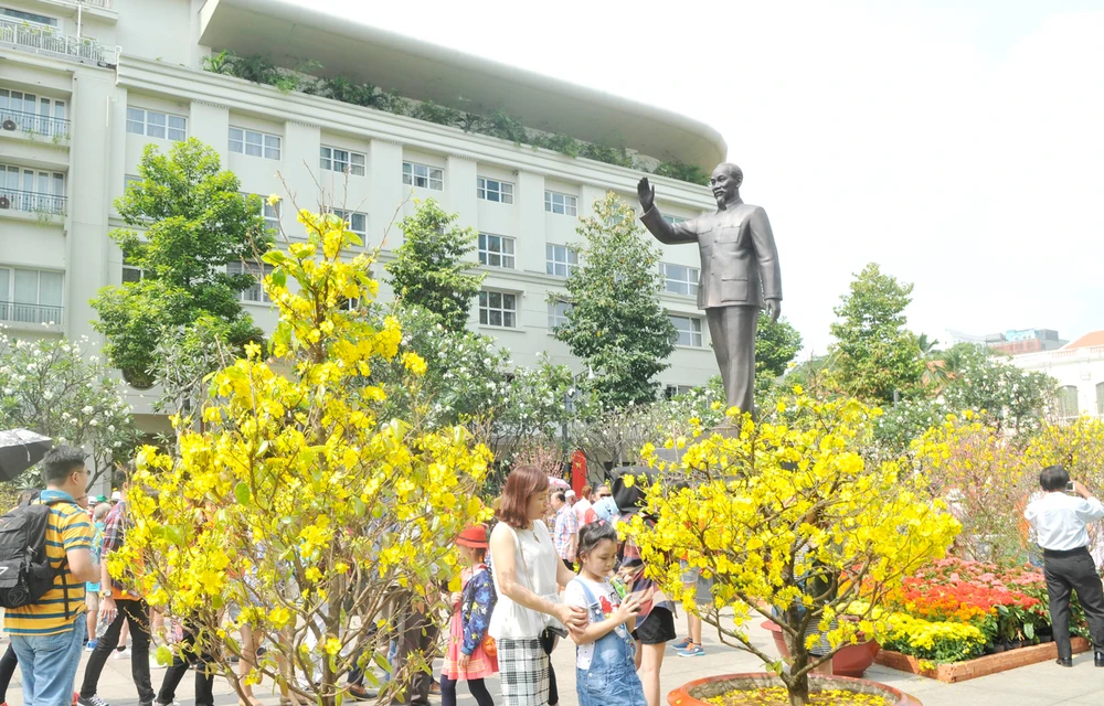 Sắc xuân quanh tượng đài Bác Hồ, TPHCM. Ảnh: CAO THĂNG