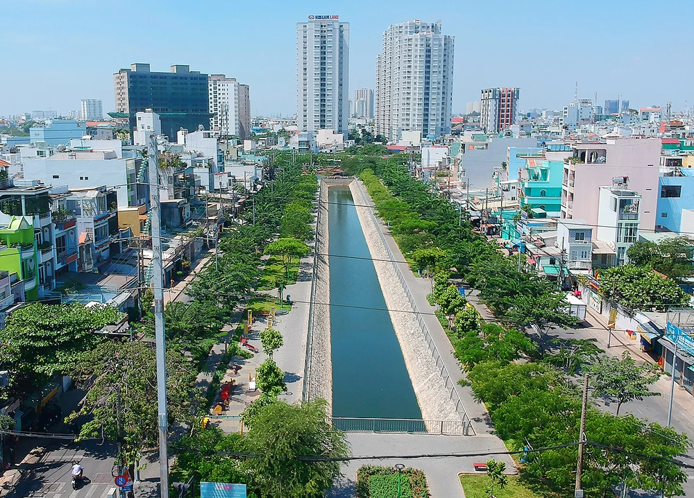 Kênh Hàng Bàng xanh, sạch sau khi được cải tạo. Ảnh: CAO THĂNG ​