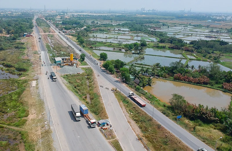 Đường vành đai 2 qua quận 2. Ảnh: CAO THĂNG