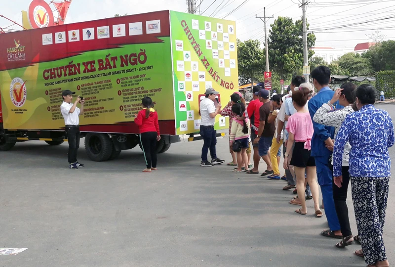 Người tiêu dùng nhận quà từ “Chuyến xe bất ngờ”