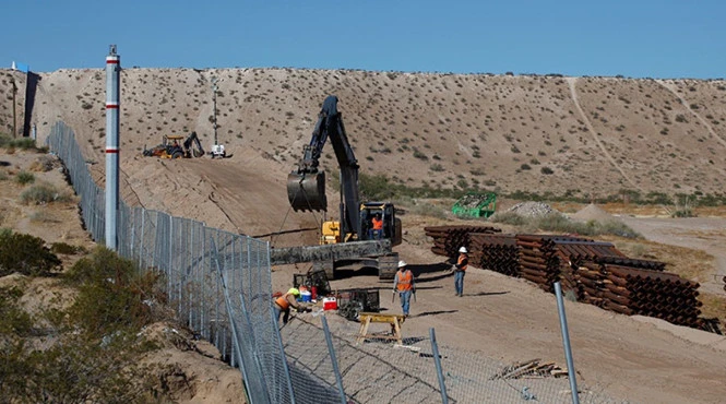 Một phần đường biên giới Mỹ-Mexico hiện được chia cắt bởi hàng rào thép. Ảnh minh họa: REUTERS