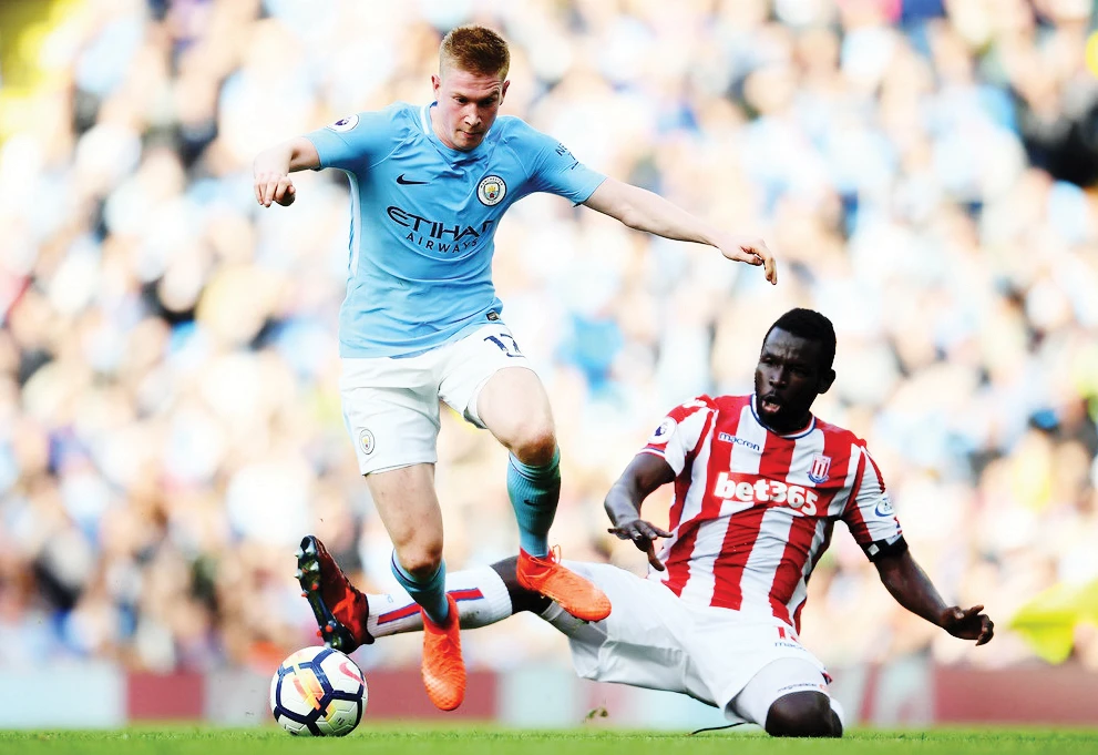 Kevin De Bruyne (trái) và Man.City sẽ đánh bại Stoke City để thoải mái bắt đầu kỳ nghỉ?