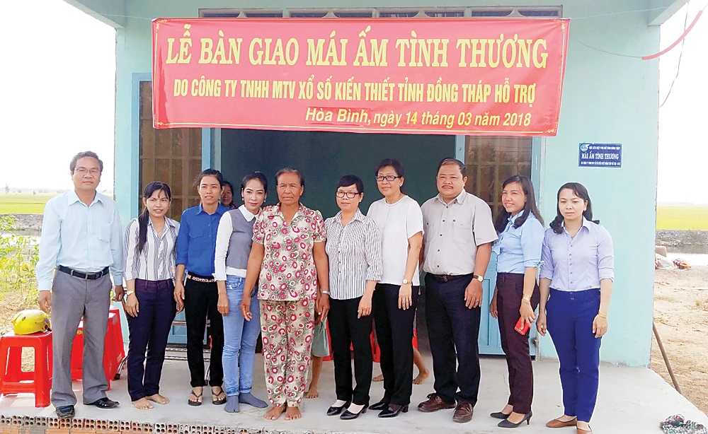 Trao nhà “Mái ấm tình thương” chia sẻ khó khăn với phụ nữ nghèo