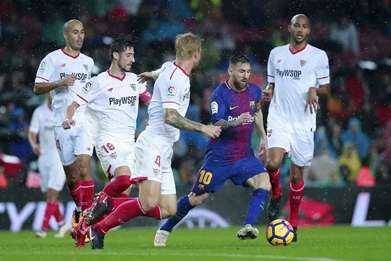 Sevilla (áo trắng) liệu sẽ ngăn bước tiến của Barcelona.