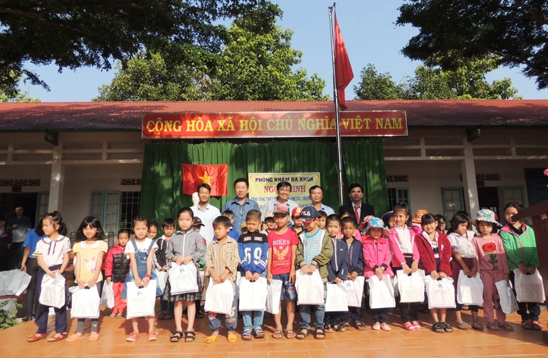 Khám bệnh miễn phí và tặng quà đồng bào tại Đắk Nông ảnh 2 Khám bệnh miễn phí và tặng quà đồng bào tại Đắk Nông ảnh 2