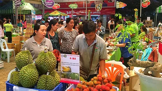 Khách tham quan chọn mua hàng tại hội chợ
