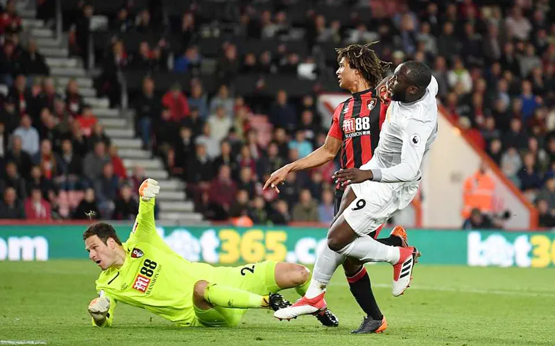Lukaku (phải) ghi bàn ấn định chiến thắng 2 - 0 cho Man.United