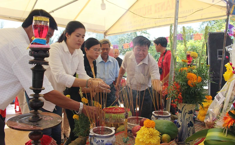 Các đại biểu dâng hương tưởng nhớ các nạn nhân. Ảnh: Báo An Giang