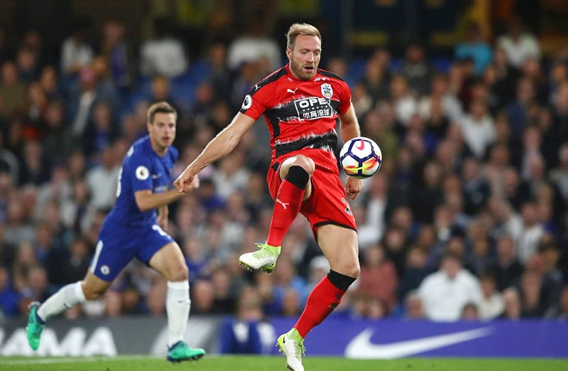 Huddersfield Town (áo đỏ) gây rất nhiều khó khăn cho Chelsea