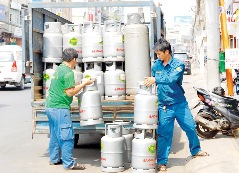 Đưa gas vào một cửa hàng cung ứng cho người dân. Ảnh:Cao Thăng