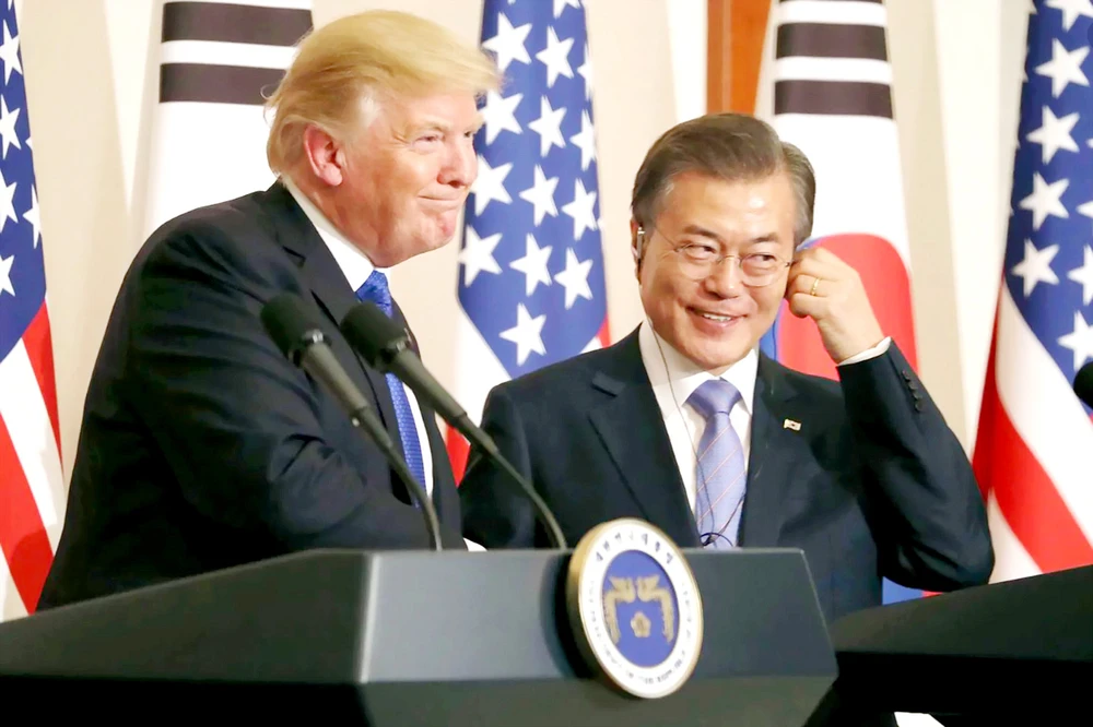 Tổng thống Mỹ Donald Trump và Tổng thống Hàn Quốc Moon Jae-in họp báo trong chuyến thăm của ông Donald Trump đến Hàn Quốc tháng 11-2017