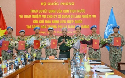 Thượng tướng Nguyễn Chí Vịnh trao quyết định cho 7 sĩ quan lên đường làm nhiệm vụ tại Phái bộ Cộng hòa Trung Phi và Nam Sudan. Ảnh: VOV