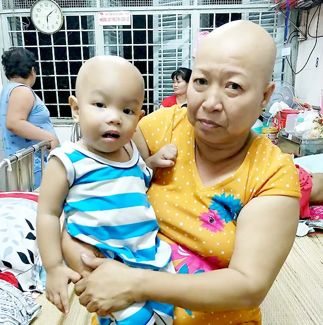 Bà Phan Thị Huyền và bé Mai Hữu Luân
