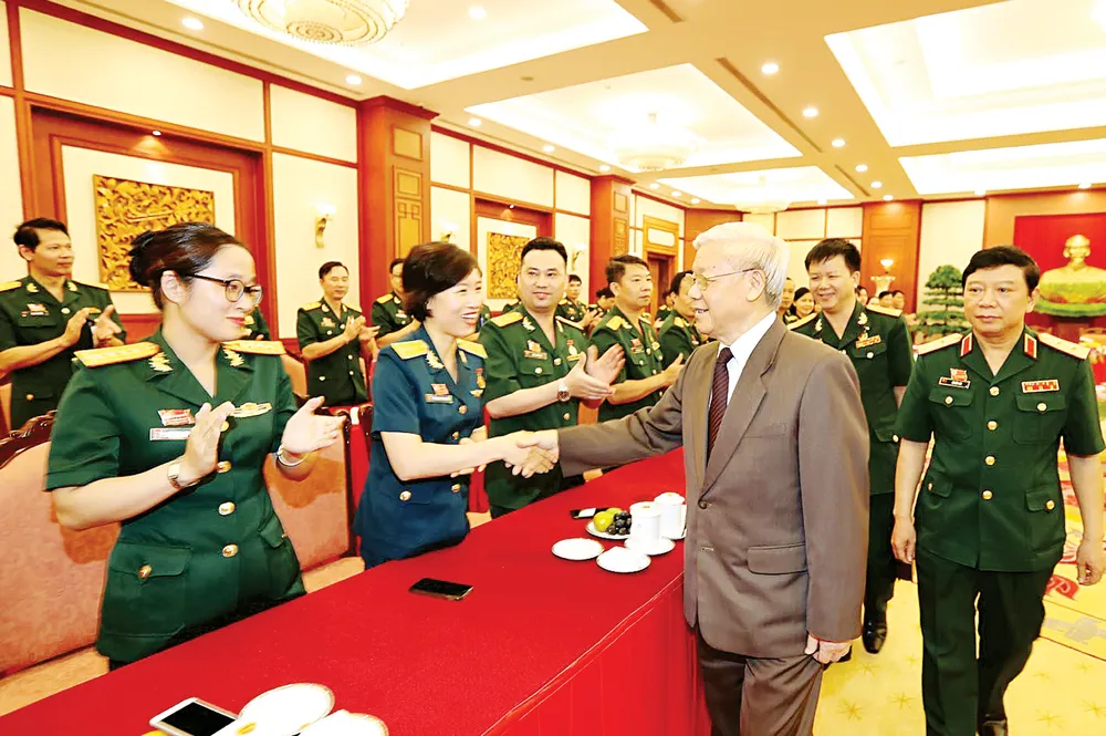 Tổng Bí thư Nguyễn Phú Trọng, Bí thư Quân ủy Trung ương với các đại biểu Công đoàn Quân đội. Ảnh: TTXVN