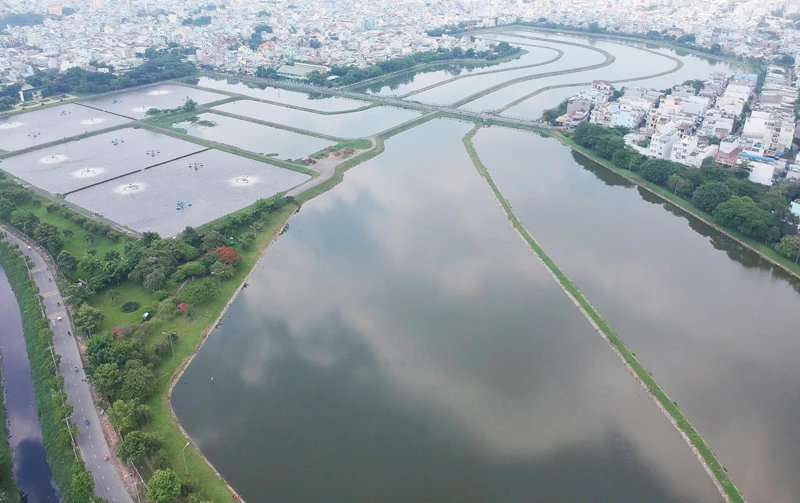 Xử lý nước thải tại Nhà máy xử lý nước thải Bình Hưng Hòa. Ảnh: CAO THĂNG