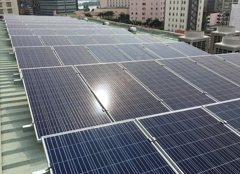 Pin mặt trời được lắp trên cao ốc tại TPHCM. Ảnh: THÀNH TRÍ