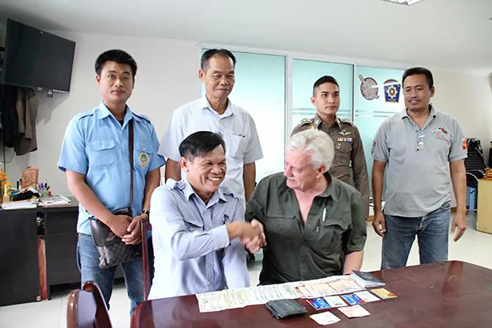 Tài xế trả lại túi tiền cho du khách