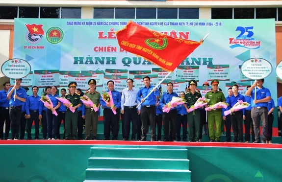 Nghi thức ra quân Chiến dịch tình nguyện Hành quân xanh năm 2018. Ảnh: QĐND