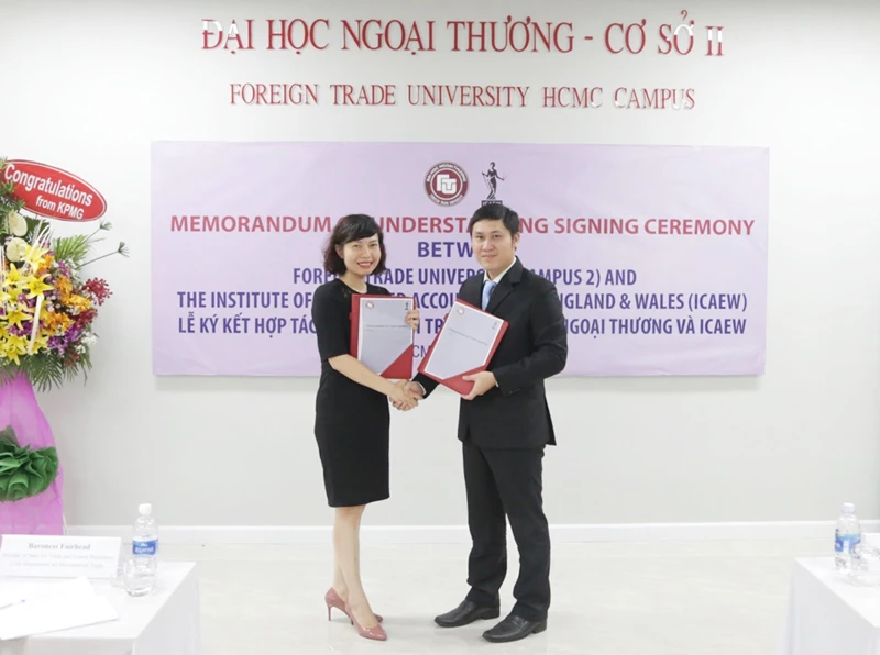 Bà Đặng Thị Mai Trang, Trưởng đại diện ICAEW tại Việt Nam và TS. Phạm Hùng Cường, Trưởng ban QLKH-HTQT Đại học Ngoại thương – Cơ sở II