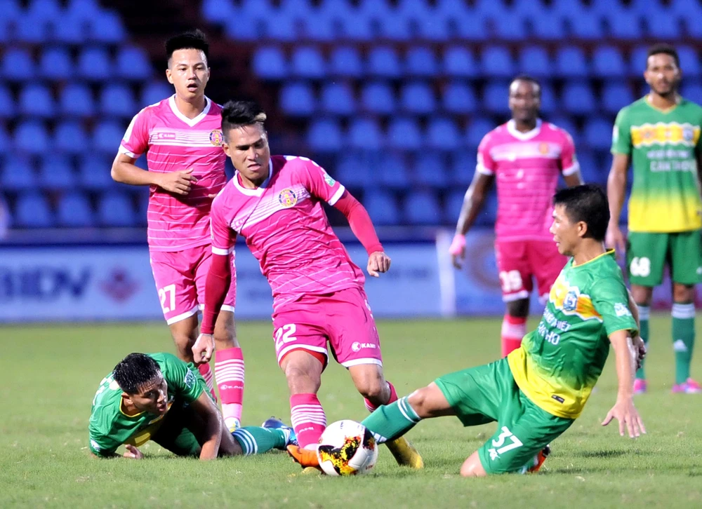 Quốc Long (22, TP Hồ Chí Minh) đi bóng trước hàng phòng ngự XSKT Cần Thơ. Ảnh: NGUYỄN NHÂN