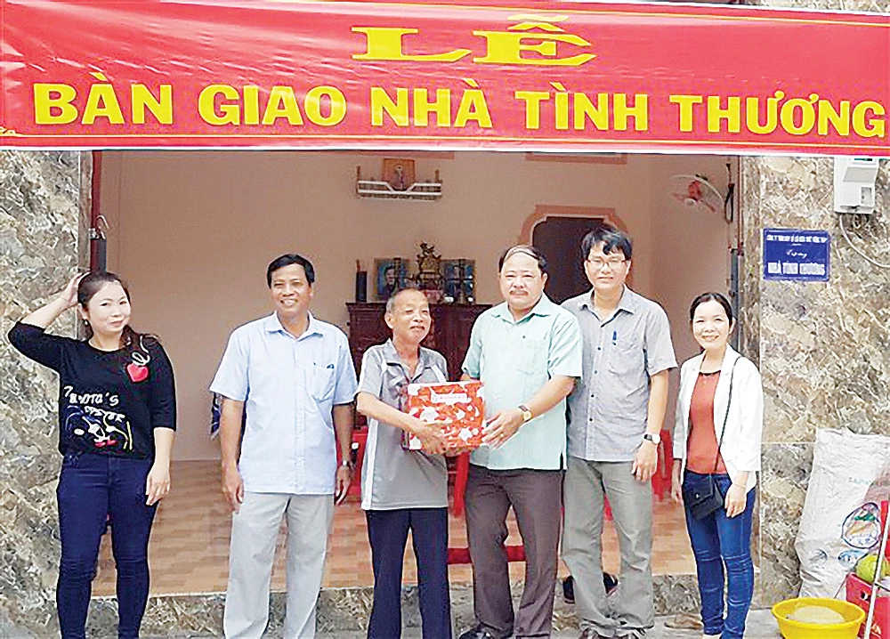 Ông Ngô Thanh Trí trao quà chúc mừng các hộ gia đình