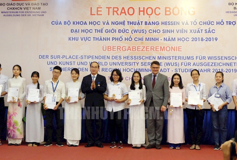 Bí thư Thành ủy TPHCM Nguyễn Thiện Nhân và Bộ trưởng Bộ Khoa học và Nghệ thuật bang Hessen Boris Rhein trao học bổng cho các sinh viên. Ảnh: thanhuytphcm.vn