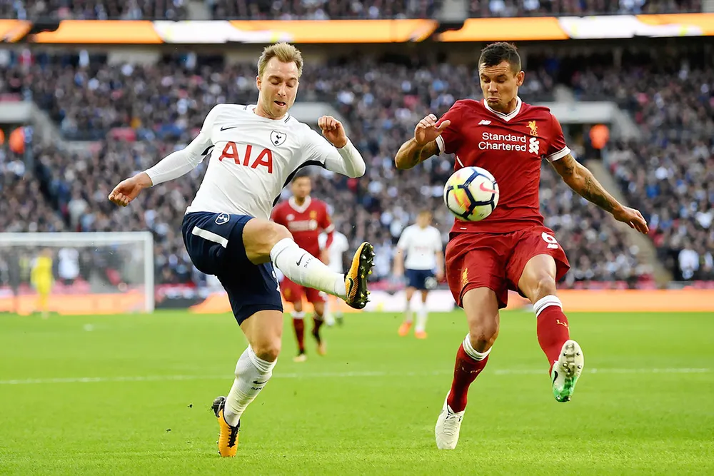 Tottenham (trái) sẽ không dễ chịu thua thiệt tại nơi họ từng vùi dập Liverpool 4-1 gần 1 năm trước