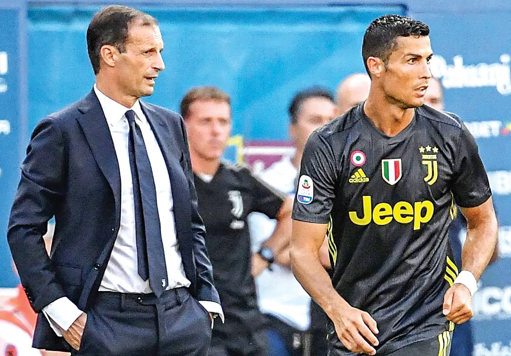 HLV Allegri vẫn đang chờ Ronaldo (phải) “thông nòng”