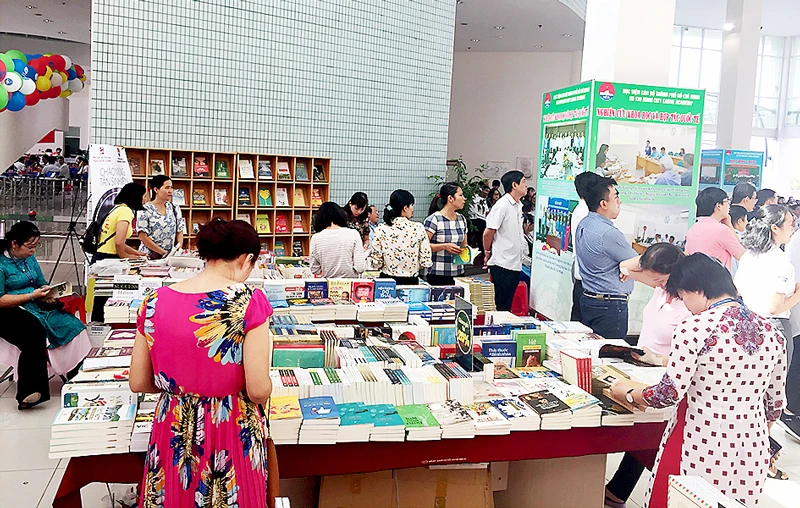 Hội sách Chào mừng tân sinh viên