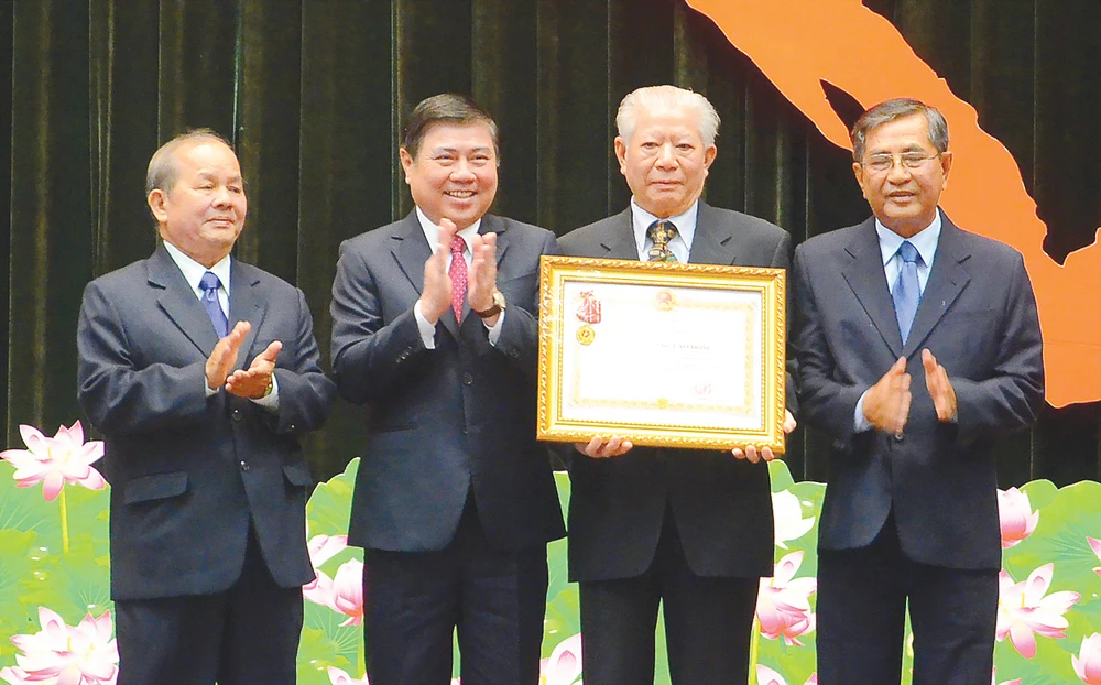 Chủ tịch UBND TPHCM Nguyễn Thành Phong trao Huân chương Lao động hạng nhất của Chủ tịch nước cho Hội Bảo trợ bệnh nhân nghèo TP